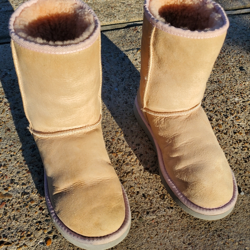 UGG Australia Classic size 7